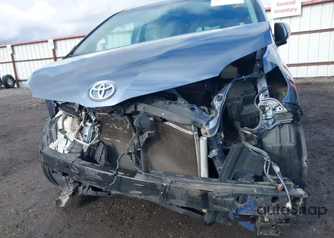 2015 Toyota Sienna Le 8 Passenger z USA, uszkodzony, nr VIN 5TDKK3DCXFS619526